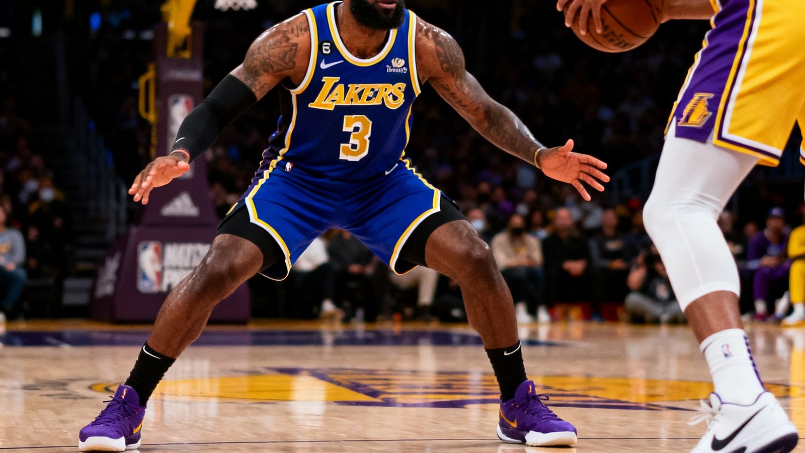 NBA季后赛深度分析配图，湖人队在斯台普斯中心比赛，球员专注防守